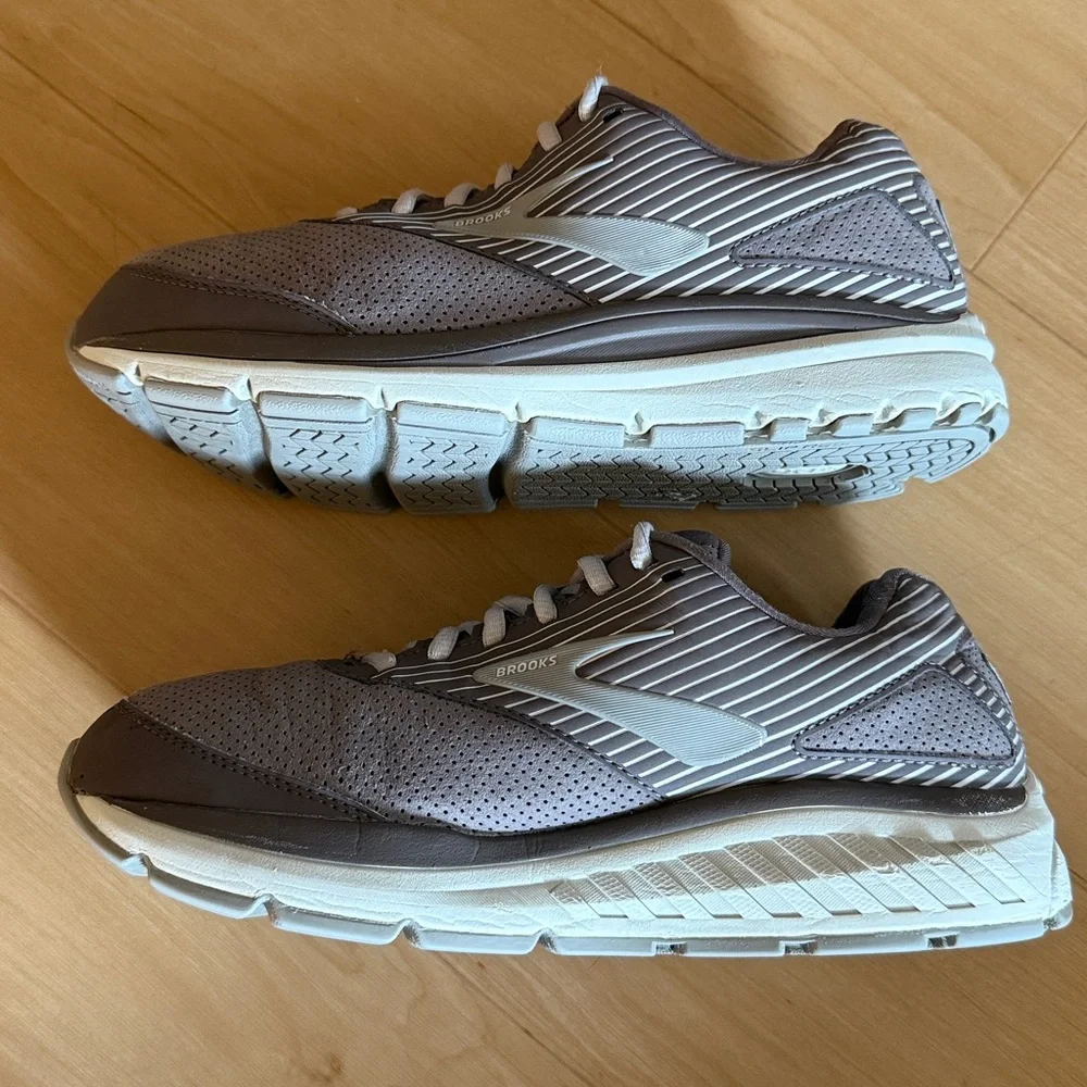 BROOKS WOMENS ADDICTION WALKER SUEDE ATHLETIC RUN SHOE SHARK ALLOY OYSTER SZ 9.5